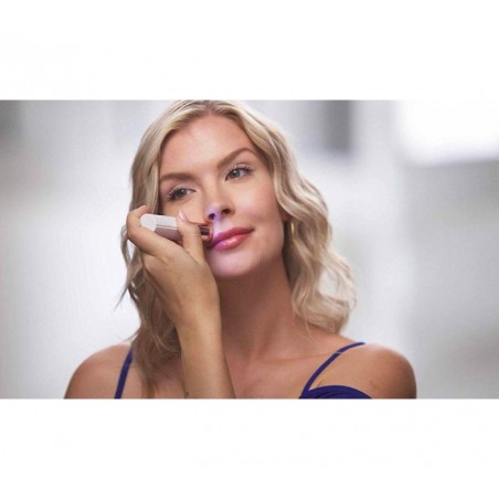L'épilateur facial sous forme de rouge à lèvres élimine les poils sans douleur et rapidement