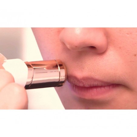 L'épilateur facial sous forme de rouge à lèvres élimine les poils sans douleur et rapidement
