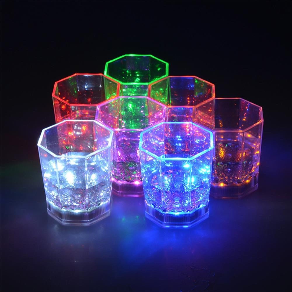 Verre à cocktail 177 ml en plastique avec lumière LED multicolore