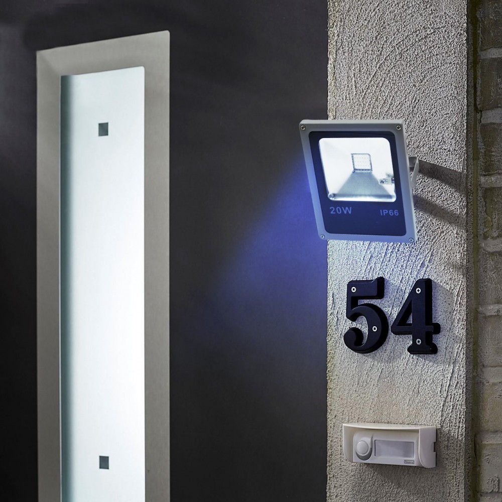 Phare LED couleur RGB 20w support à 120°...