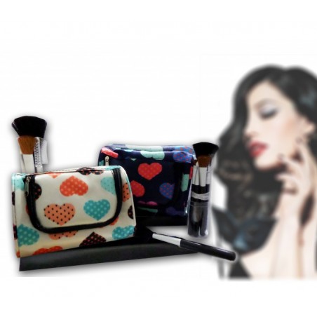 Accessoires de beauté avec trousse de maquillage et pinceaux coeur