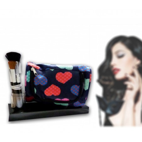 Accessoires de beauté avec trousse de maquillage et pinceaux coeur