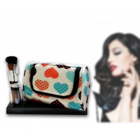 Accessoires de beauté avec trousse de maquillage et pinceaux coeur