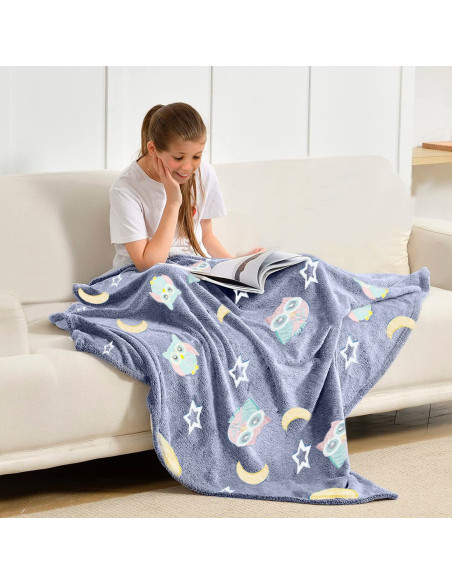 Doudou magique polaire bleu hiboux et étoiles fluo 170x120