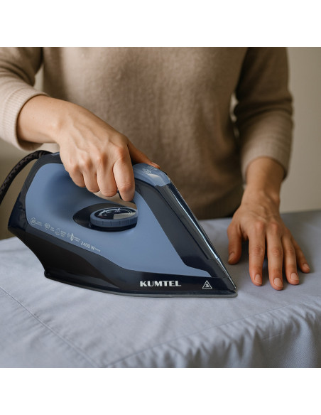 Fer à repasser vapeur 2400W, chaudière 1.5L, plaque céramique.